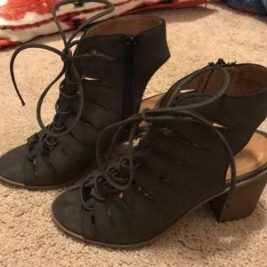 Faryl Robin Lace-Up heel